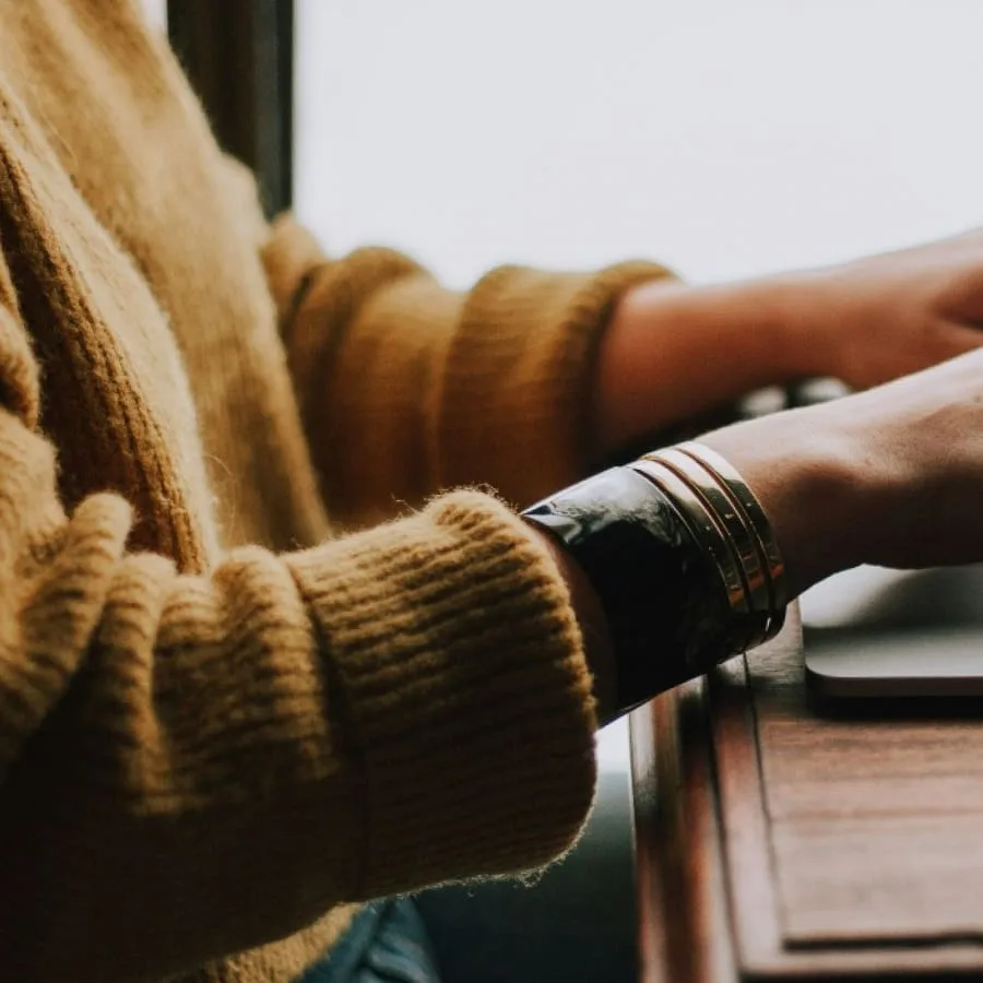 Femme travaillant sur un ordinateur portable à son bureau.