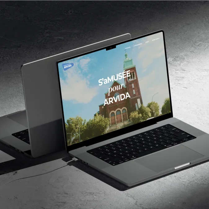 Ordinateur portable affichant le site web d'Arvida