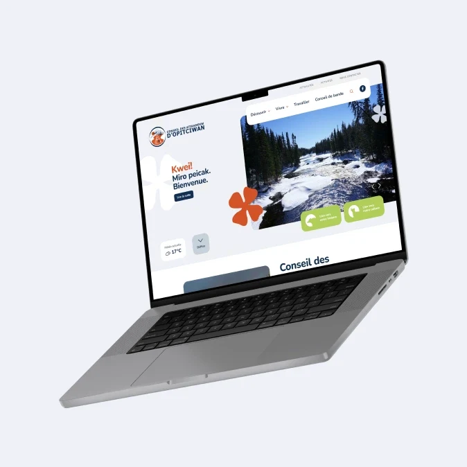 Ordinateur portable affichant le site web d'Opitciwan